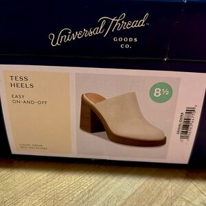 Universal thread Ivory Muled Heels